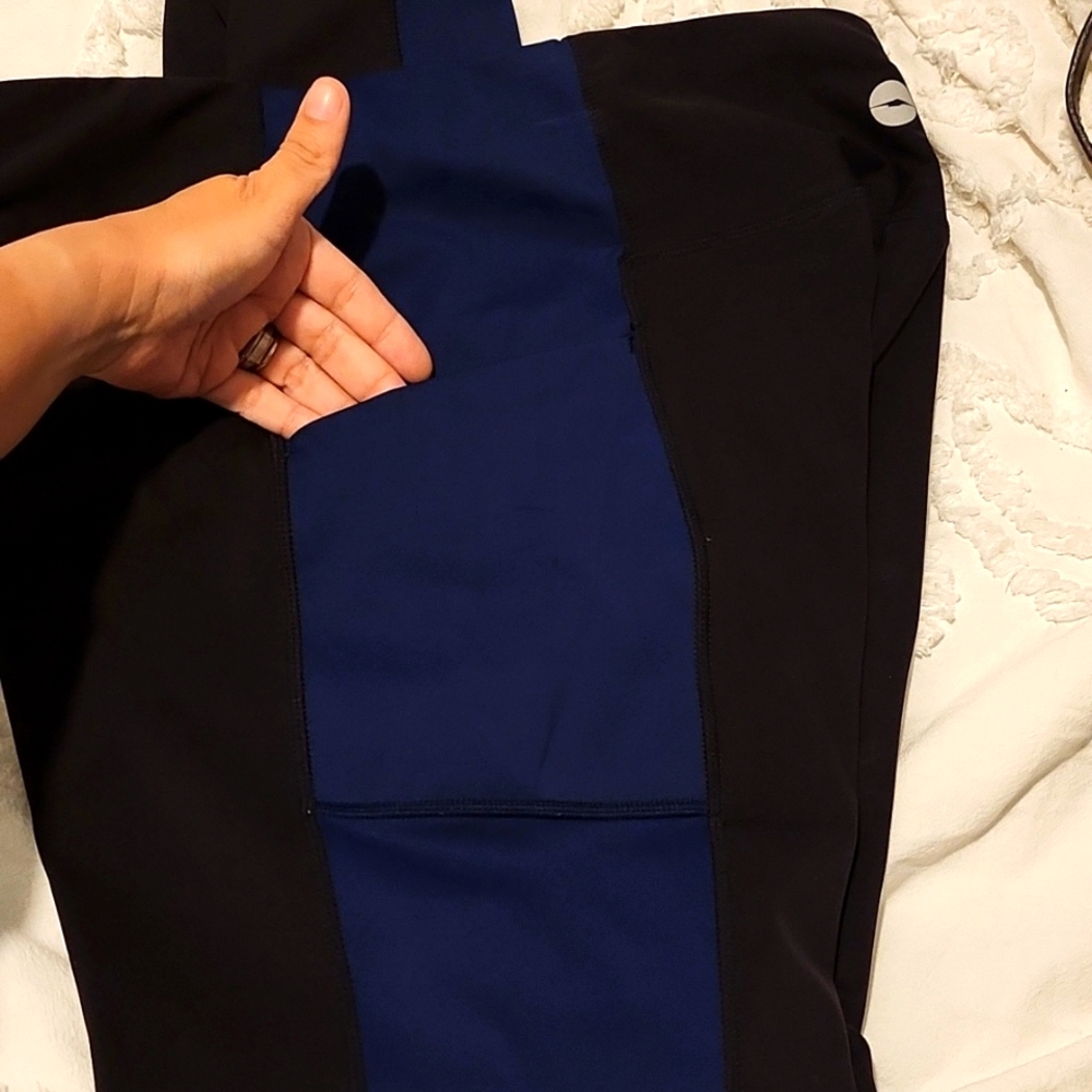 🐥5/$25🐥Avia Leggings with two pockets Blue and black size large